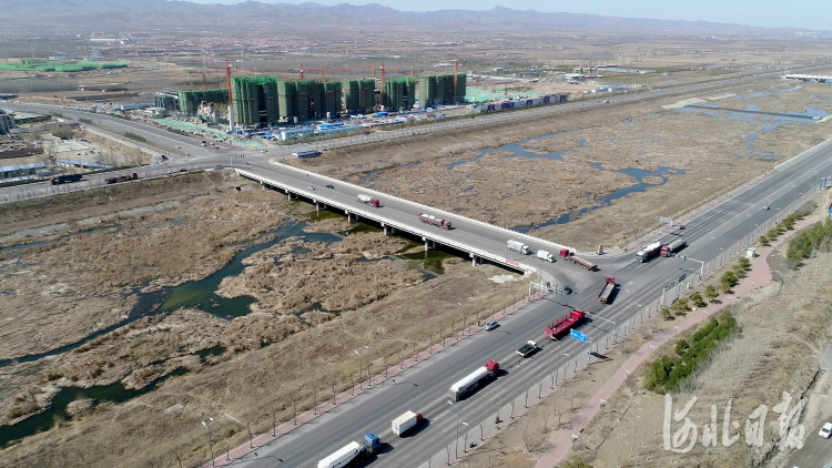 2021年3月24日，车辆驶过河北省张家口市宣化区跨洋河的洋河二桥。