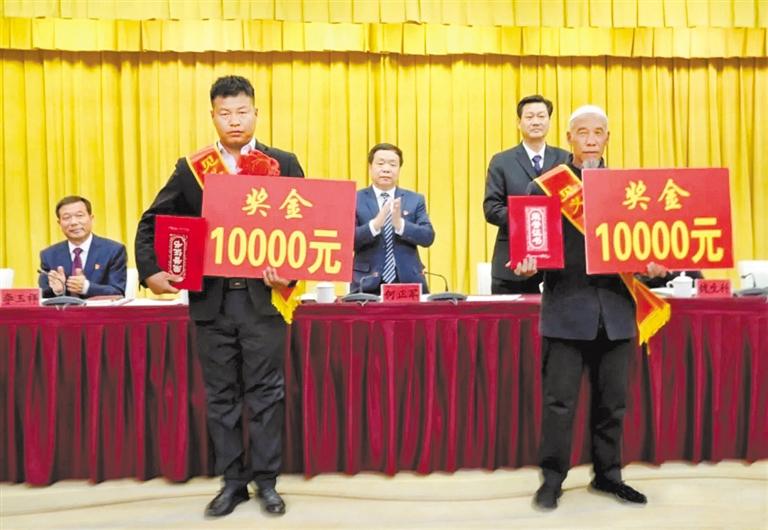 奖金1万元勇救落难者两名英雄获表彰