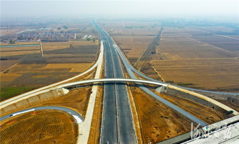 2021年3月25日，航拍建设中的荣乌新线、京德高速公路互通工程。河北日报记者赵永辉摄影报道