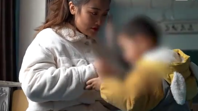 22岁姐姐带4岁孤独症弟弟上班 被误解为母子_凤凰网视频_凤凰网 