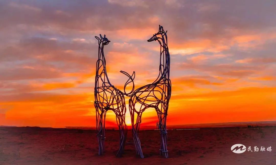 夕阳下的沙漠雕塑 李异炳 摄