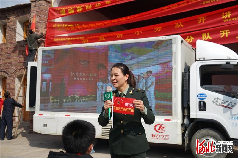 日前，“抗大号”大篷车来到桃树坪村进行党史宣讲。 通讯员王聚芬摄