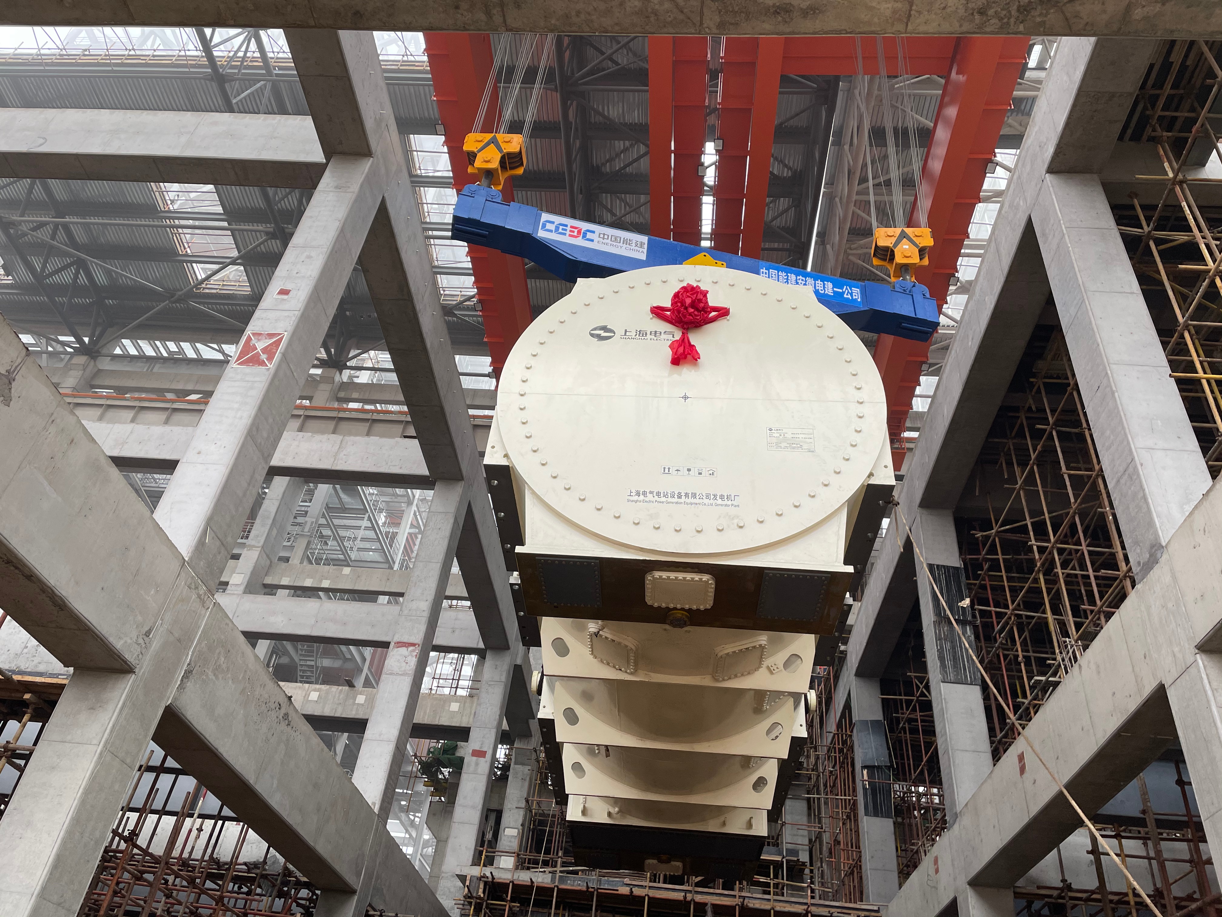 华能青岛董家口热电联产项目1号机组发电机定子吊装一次成功