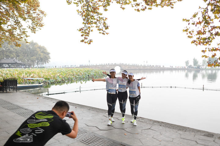 2019年11月3日，杭州马拉松参赛选手停下来在杭州西湖留影。新华社记者 黄宗治摄
