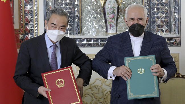 中伊签署25年全面合作协议 王毅与伊外长微笑碰肘