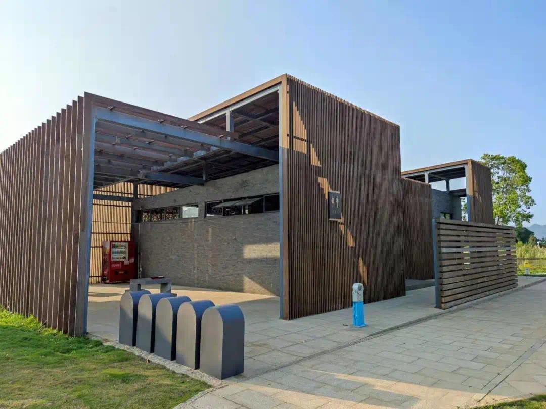 该公厕采用了中式园林风格与开放式设计,充分结合公园特色,木质材料