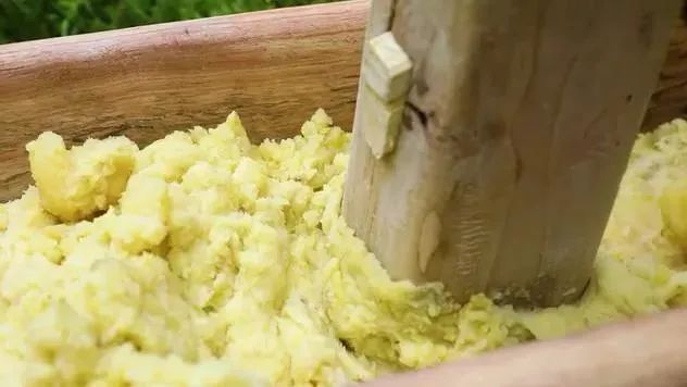 一碗洋芋搅团，浓缩了家的味道！