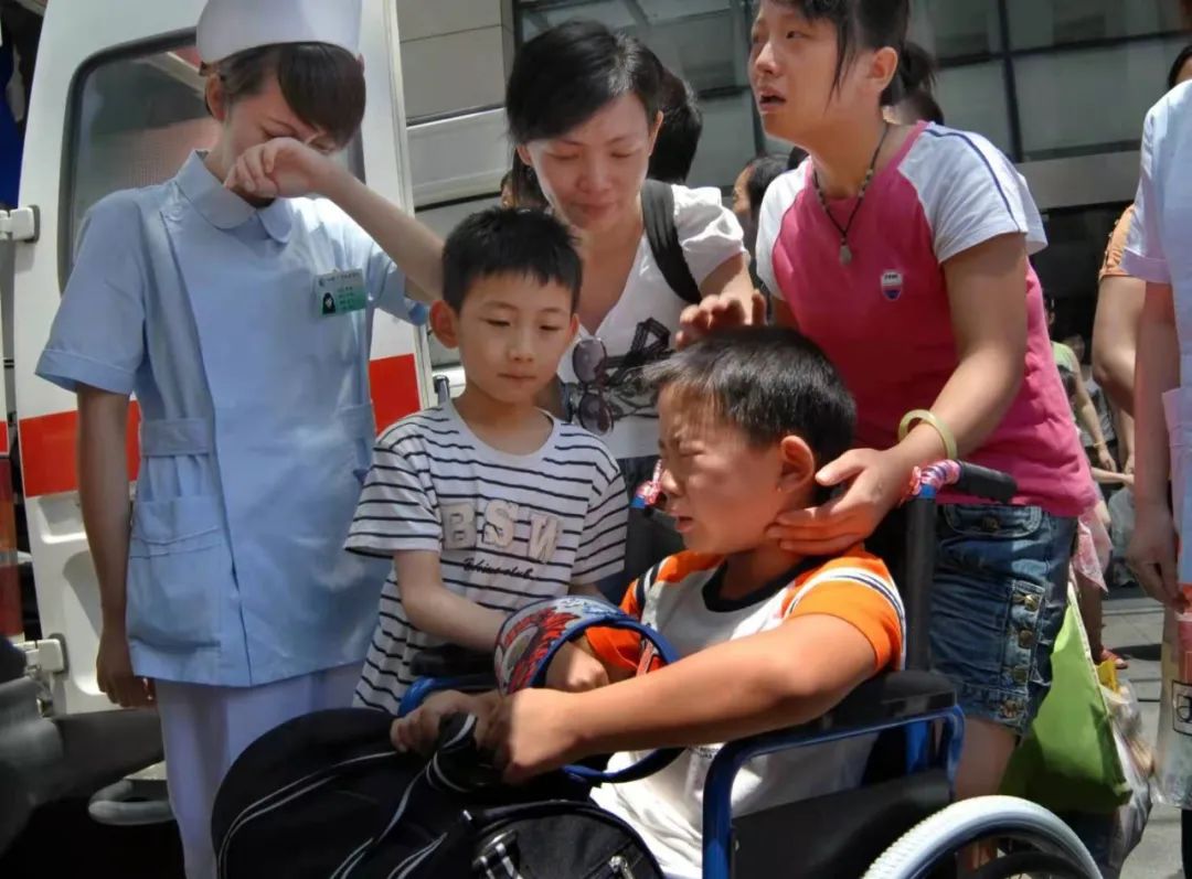轮椅上的男孩为刘安权，轮椅后的红衣女孩为他正在寻找的护士姐姐