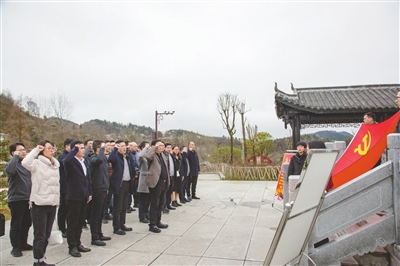 全市政法队伍教育整顿第二指导组按时进驻黔江区，在红色革命纪念馆重温入党誓词