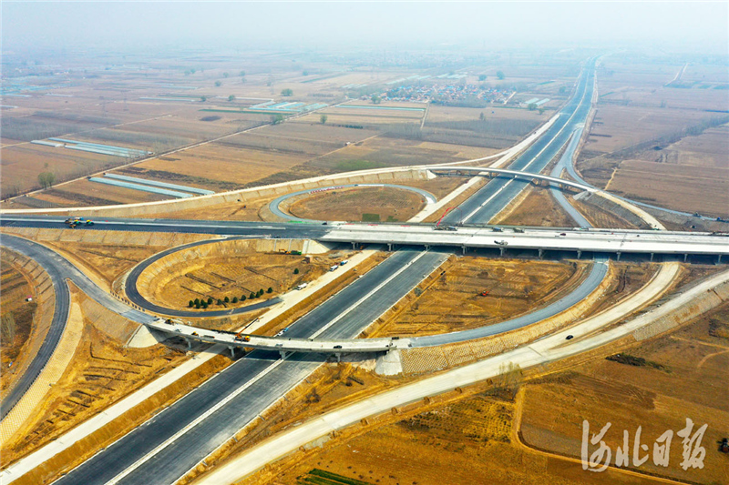 2021年3月25日，航拍建设中的荣乌新线、京德高速公路互通工程。