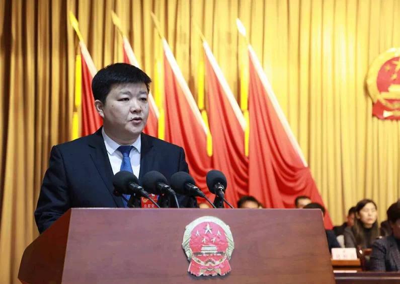 83年的王成成山东最年轻县长