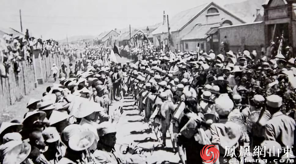 （烟台民众夹道欢迎东江纵队将士）