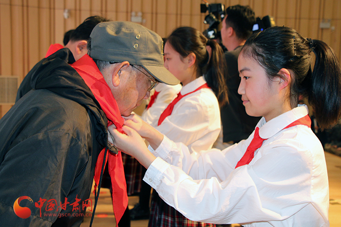少先队员为与会领导佩戴红领巾