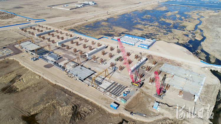 2021年3月24日拍摄河北省张家口市宣化区跨洋河河道的胜利桥建设现场。