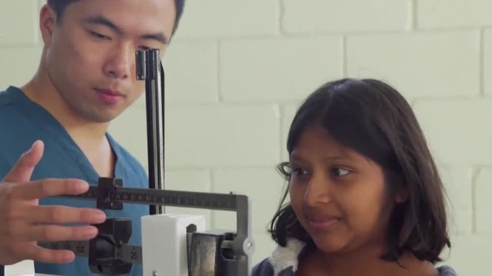 美墨边境的庇护所，每周会有义务医生来到这里当义工