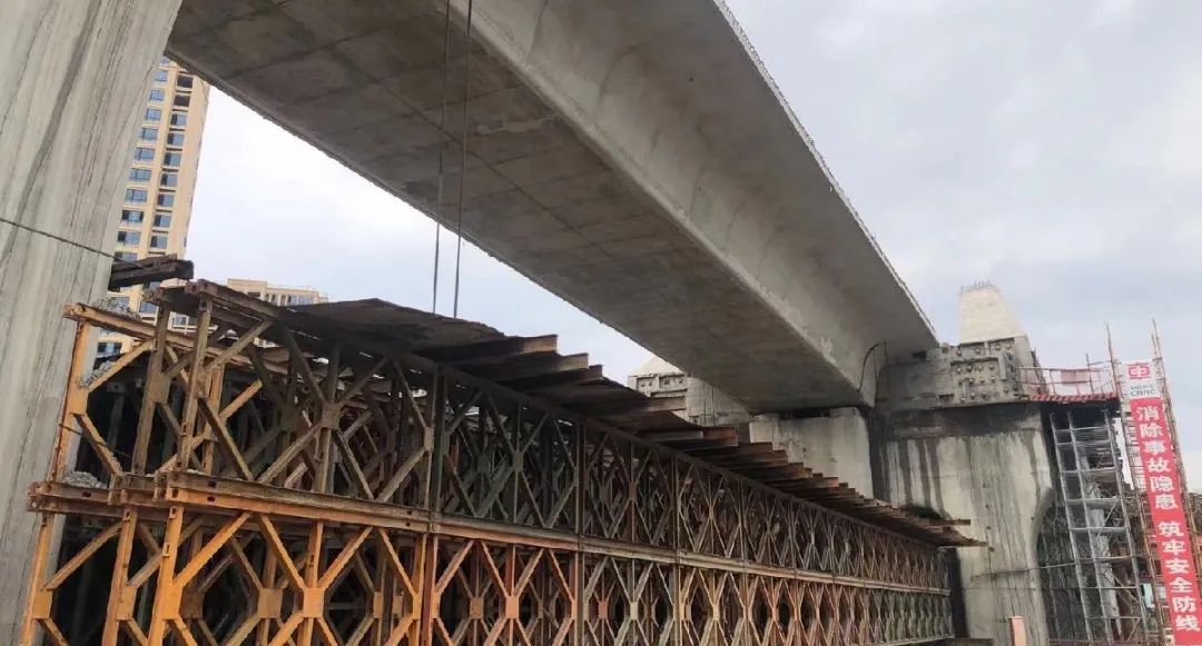 台州市域铁路s1线四工区最后一片简支梁支架成功落地