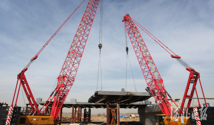 2021年3月24日拍摄河北省张家口市宣化区跨洋河河道的胜利桥建设现场。
