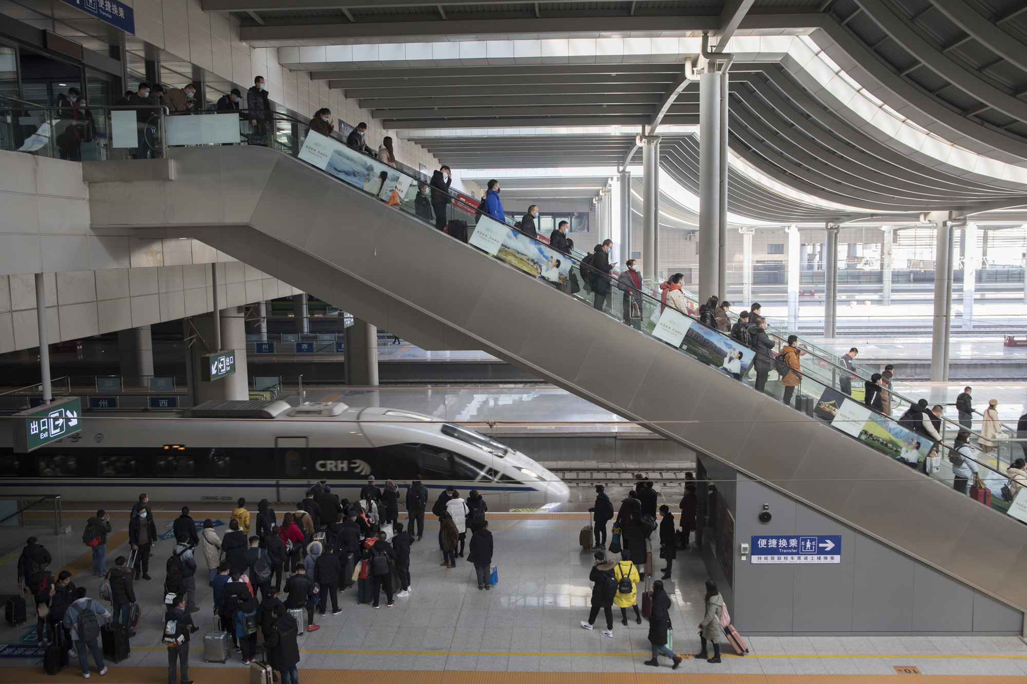 繁忙的车站站台