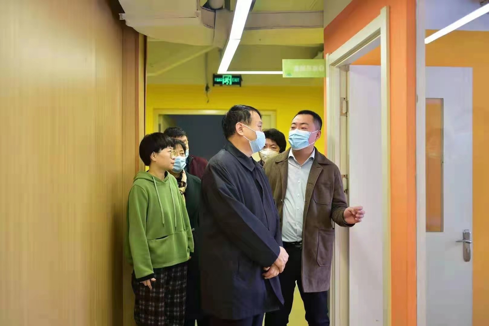 民进长春南关区委员会会员,吉林省星动体育负责人刘海波带领导参观