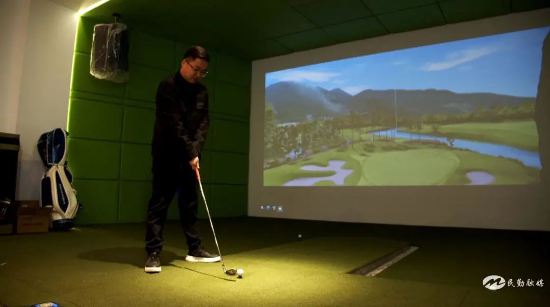 游客在苏武小镇体验高尔夫球模拟器 李文心 摄