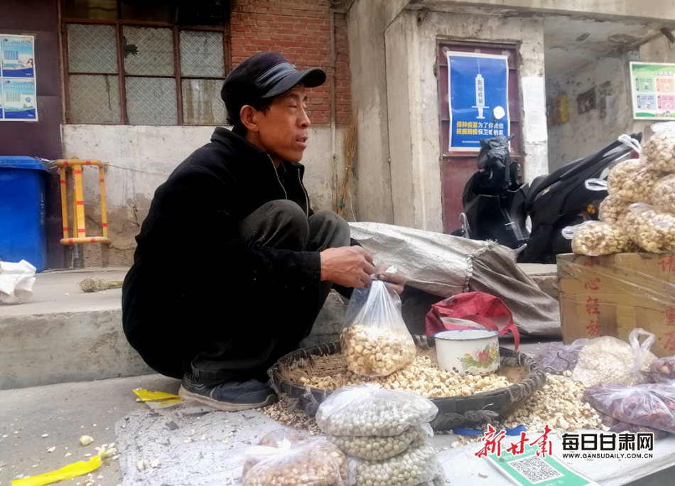 用塑料袋分装爆好的爆米花