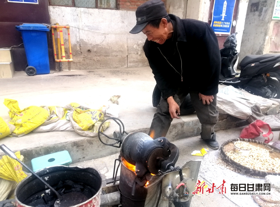 火候到了，师傅起身开炉。