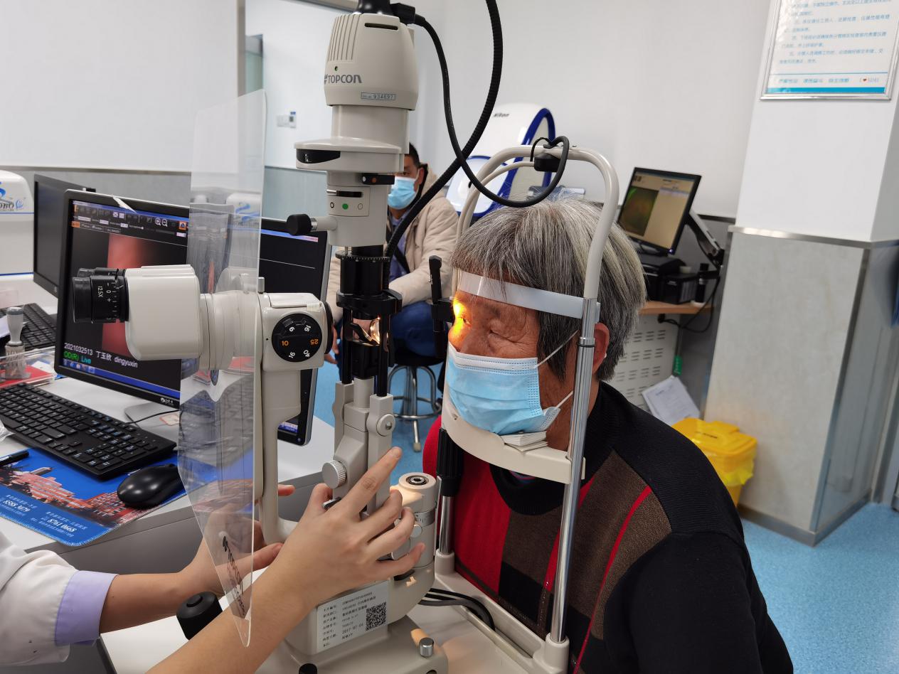 △为患者做术前检查，所有检查均在日间手术中心完成