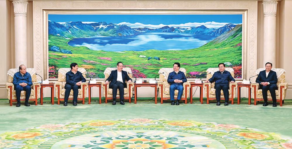 3月21日,省委书记景俊海,省委副书记、省长韩俊,省政协主席江泽林一起在长春会见全国政协副主席、民革中央常务副主席郑建邦一行。 本报记者邹乃硕摄