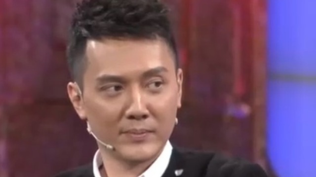 好友爆料<em>冯</em>绍<em>峰</em>洗澡趣事，<em>冯</em>绍<em>峰</em>在一旁羞涩的笑了！
