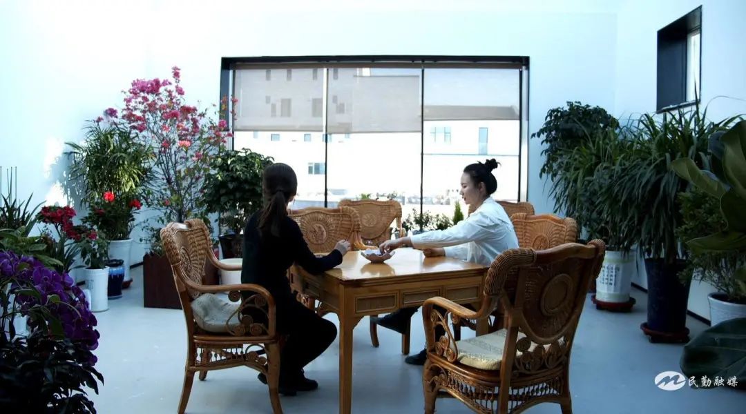 游客在苏武小镇小憩 李文心 摄