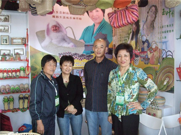 2009年第一次参加长春农博会（右二为苑中平）