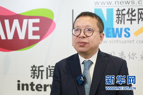 图为博西家用电器(中国)有限公司高级副总裁兼首席销售官王伟庆接受新华网专访