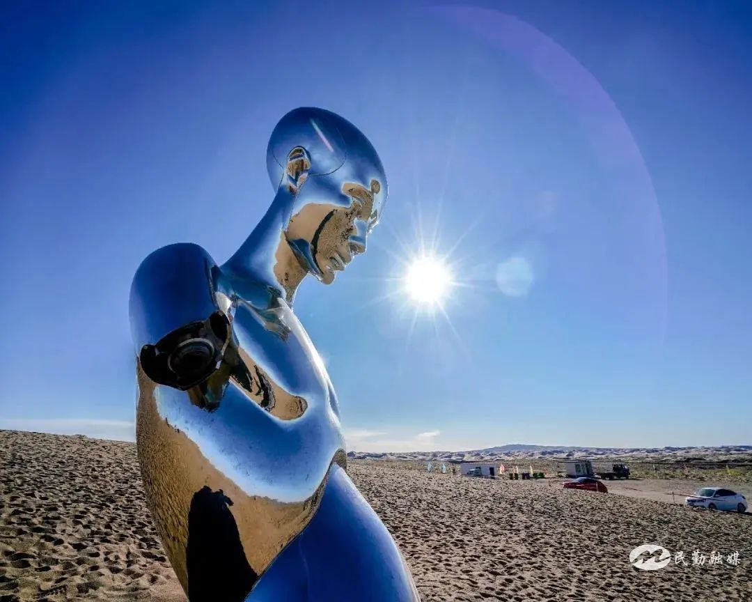 阳光下的沙漠雕塑 李异炳 摄