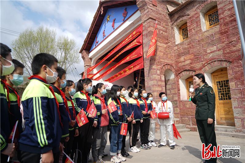 日前，“抗大号”大篷车来到信都区桃树坪村进行党史宣讲。这是该村小学学生在听讲解员讲述“抗大”故事。 通讯员王聚芬摄