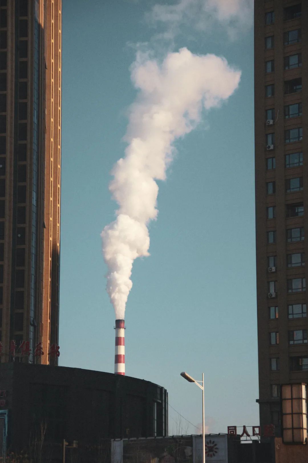 △城市里的烟囱/unsplash