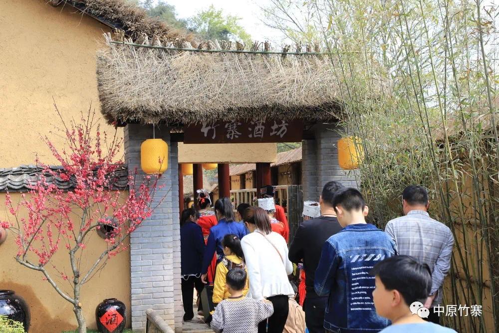 中原竹寨盛大开园女寨主带着新姑爷免费逛吃竹寨