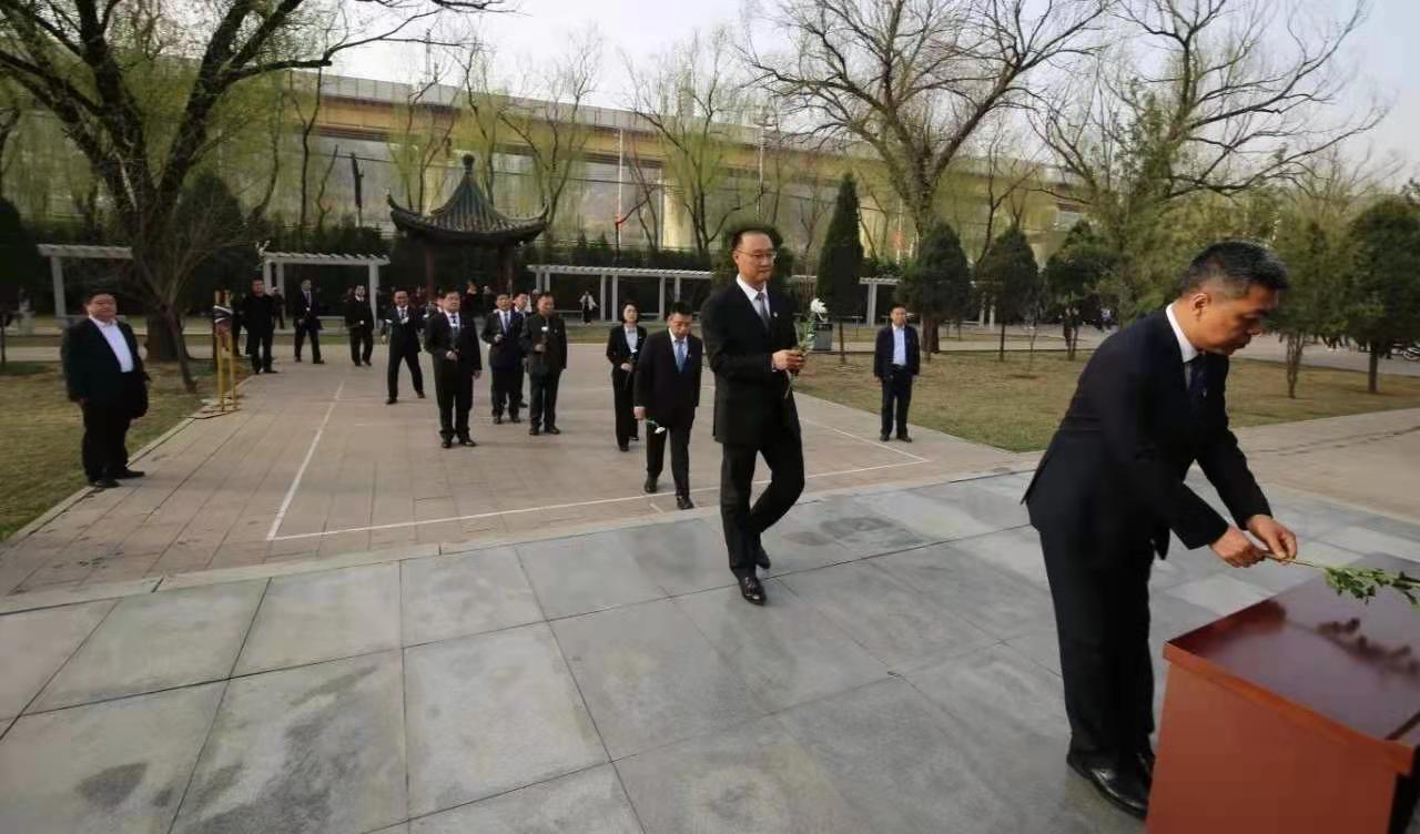 图为全场人员为贺昌烈士献花