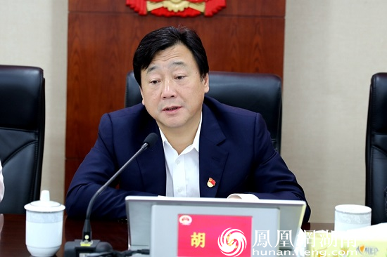 警察支队党支部授牌,该院司法警察支队党支部书记谢正平作了表态发言