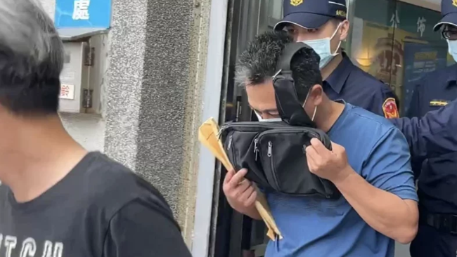 李某的亲友前往办理交保，随后李某现身，由5名法警护送离开。