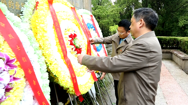 上饶师范学院开展清明祭扫和“微党课”现场教学活动