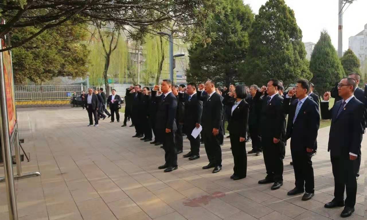 图为全场人员重温入党誓词