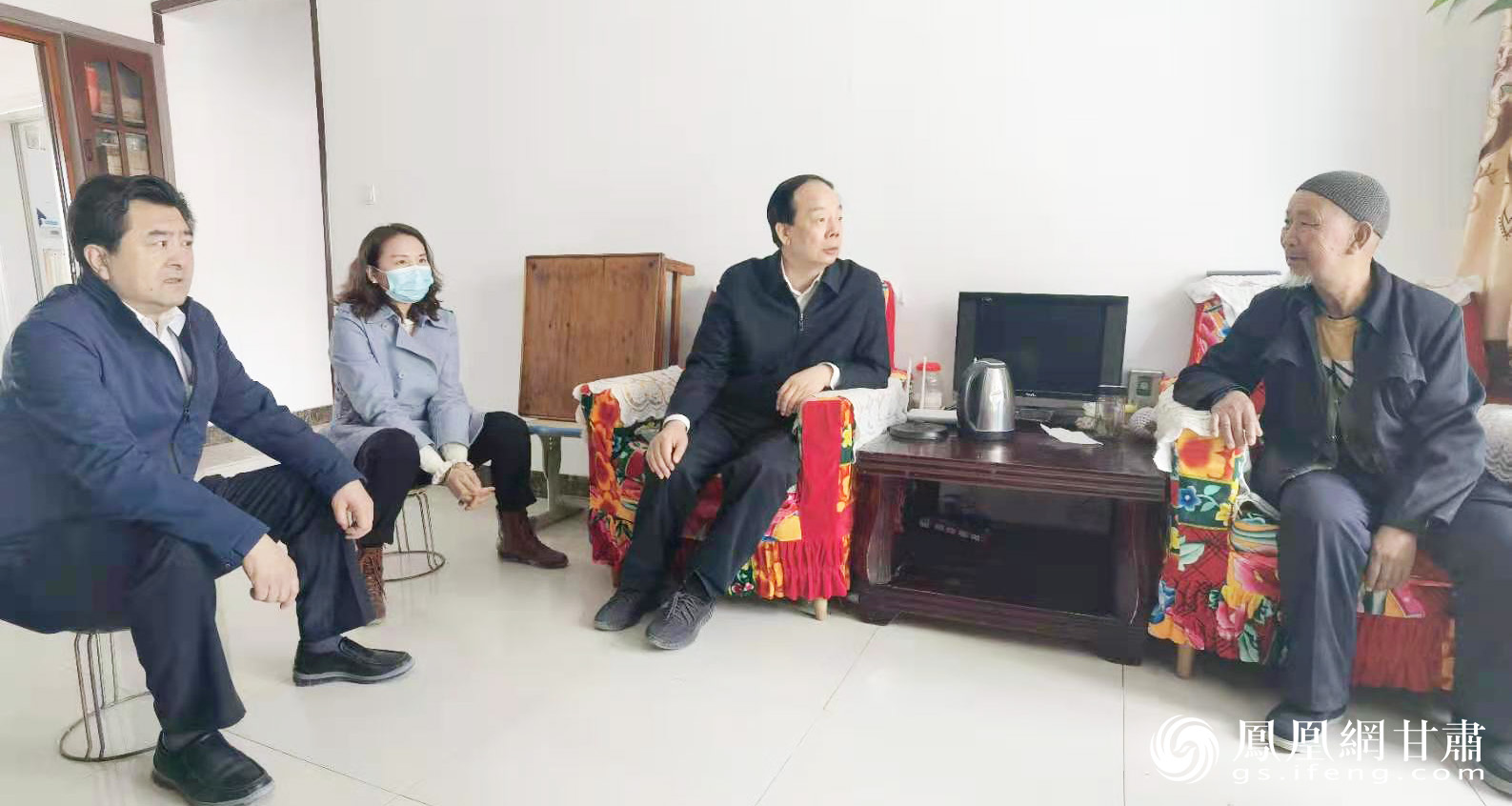 调研组一行深入搬迁户家中交流