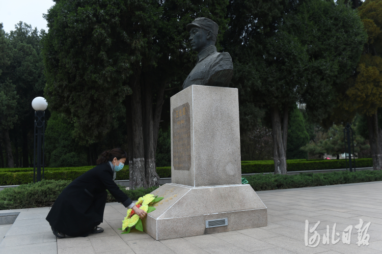 2021年4月1日，在华北军区烈士陵园，陵园工作人员向烈士铜像敬献花圈。河北日报记者史晟全摄影报道