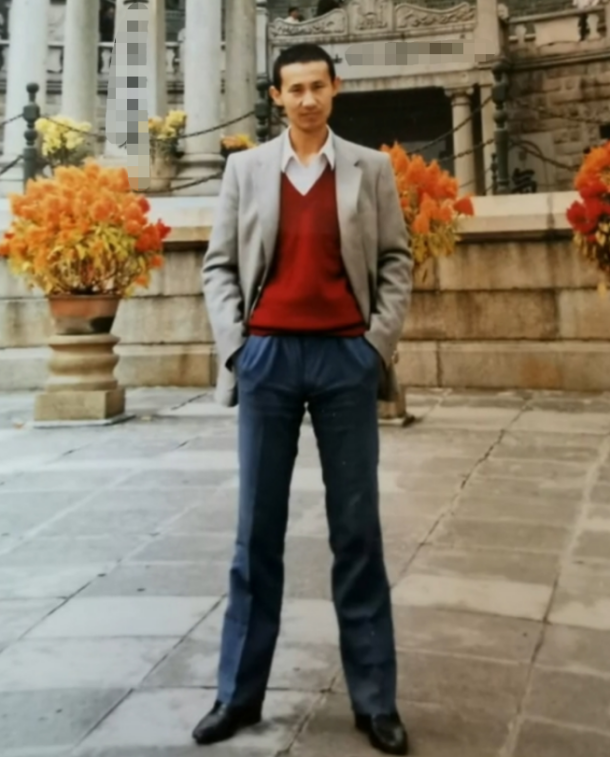 照片中的腾格尔,面容清瘦五官立体,寸头干练,发际线状态良好,看起来