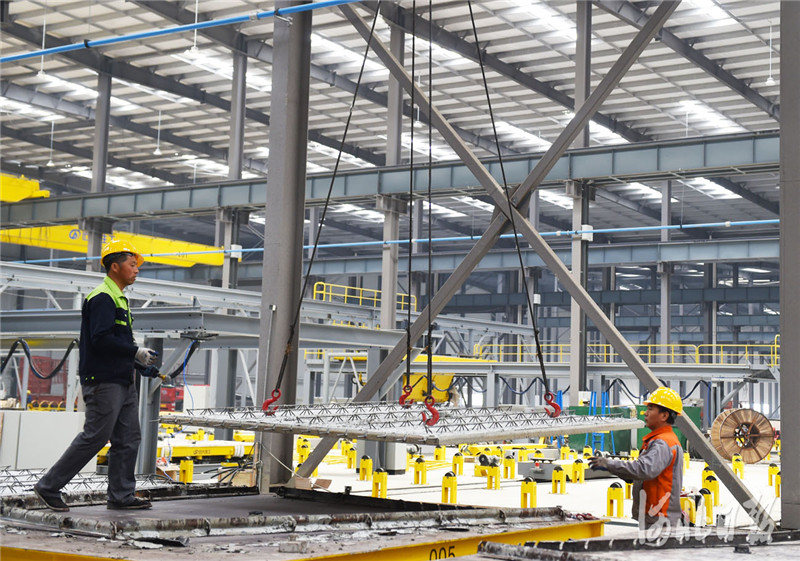 2021年3月26日，位于河北省文安经济开发区现代家居制造产业园的泰华远大装配式建筑（廊坊）有限公司工人在吊装PC预制构件。河北日报记者 赵永辉摄影报道