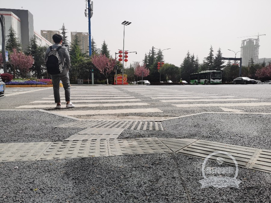 中路和神舟四路路口的无障碍坡道