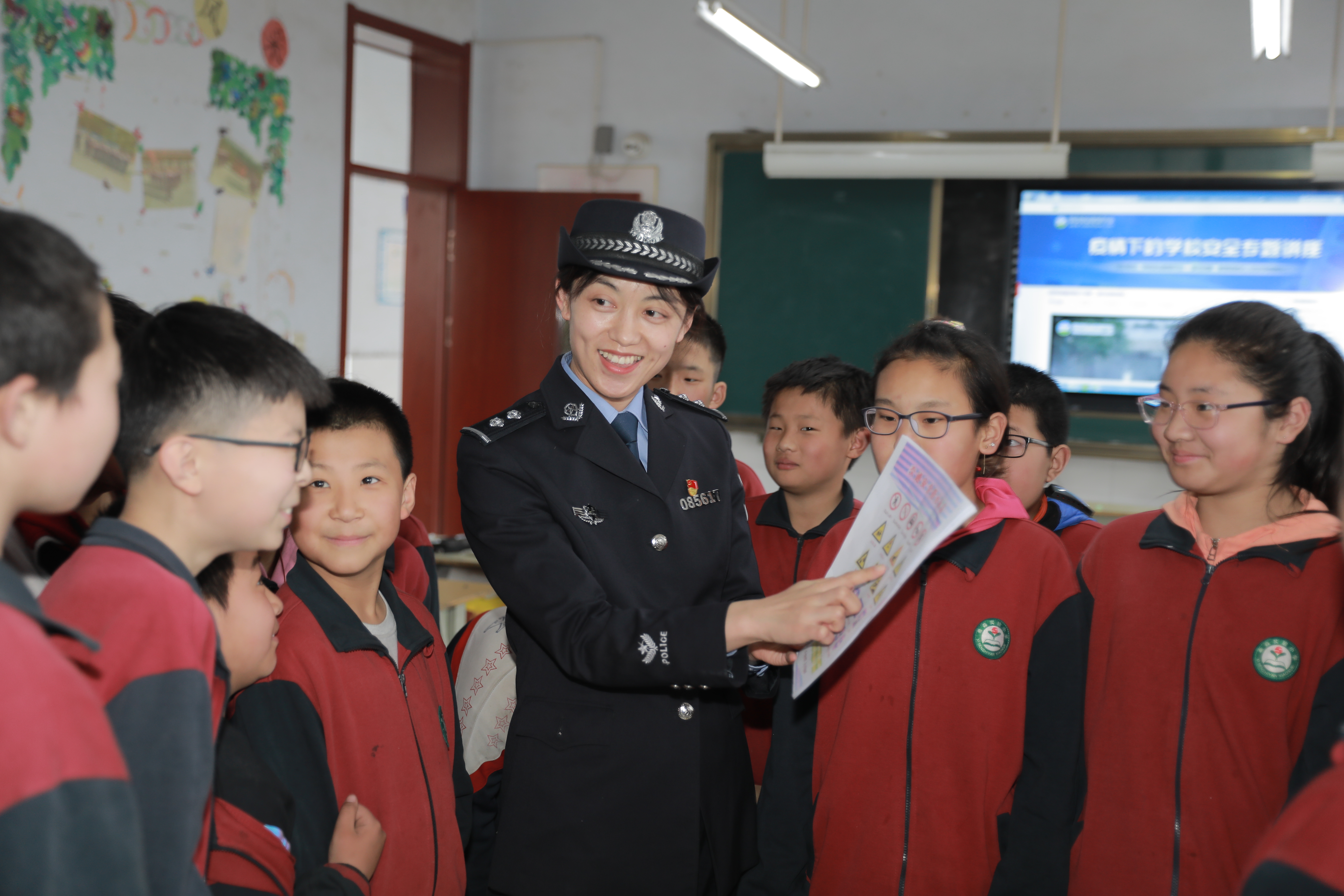 3月26日,山東省樂陵市公安局黃夾派出所民警走進轄區希森實驗小學