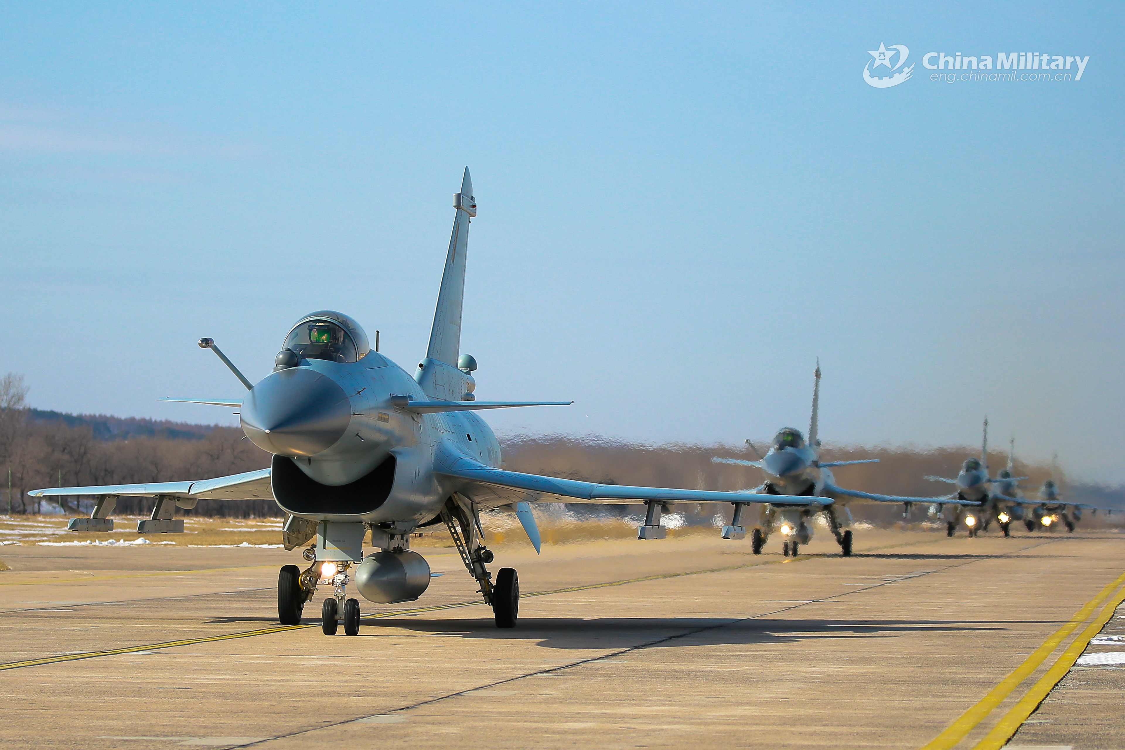 大象漫步战力凸显!北部战区空军歼10b六机编队通场