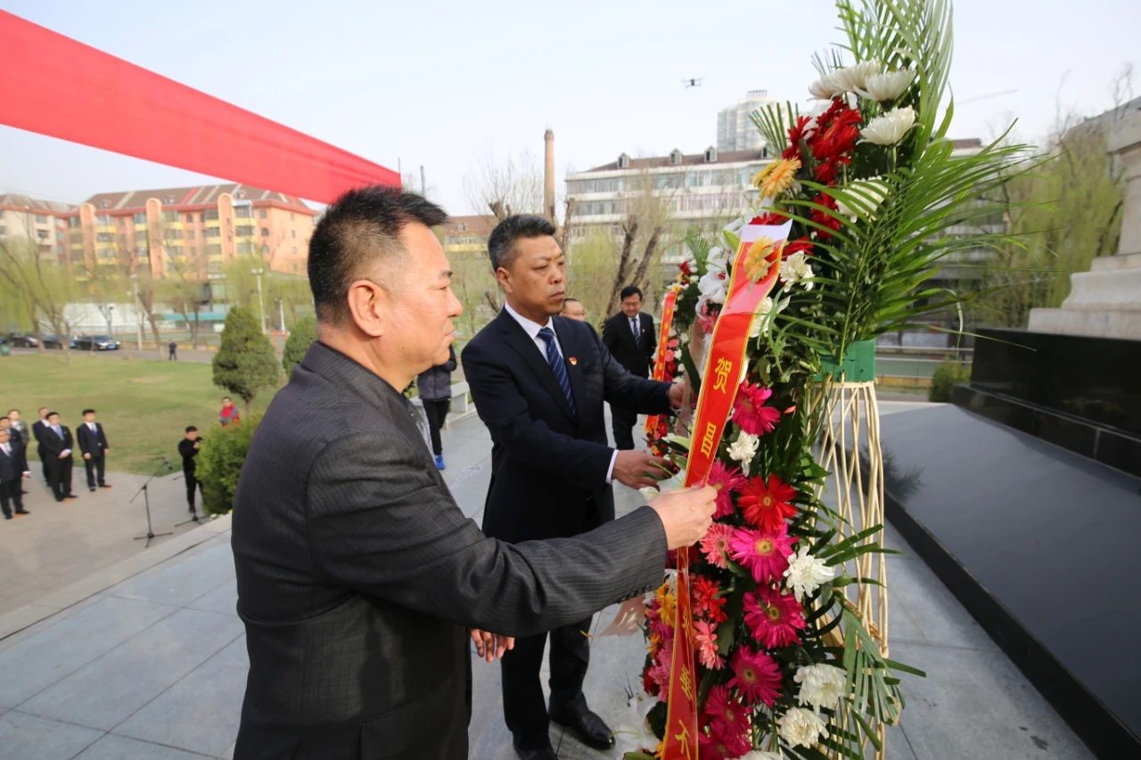 柳林县新一届县委班子成员在贺昌烈士陵园接受教育