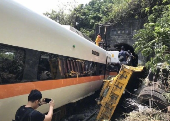台铁事故现场:车厢卡隧道后断电,500乘客摸黑开手机爬窗逃出